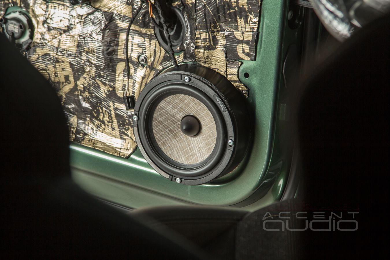 Обычная установка новых динамиков в двери Skoda Kodiaq – аудиоподготовка