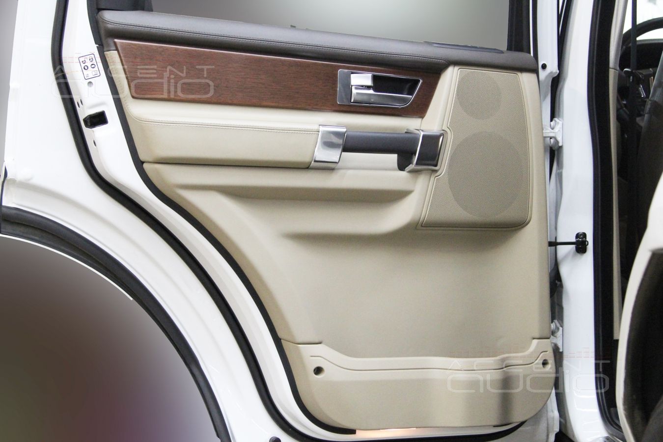 Установка тыловой акустики в Range Rover Discovery: Focal Performance