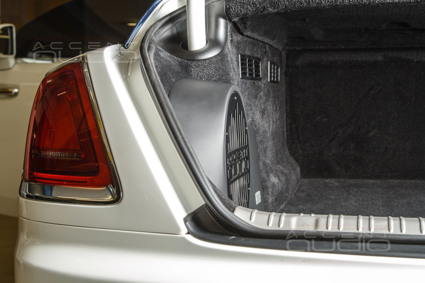 Интеграция баса: серьёзный сабвуфер в Rolls Royce Wraith