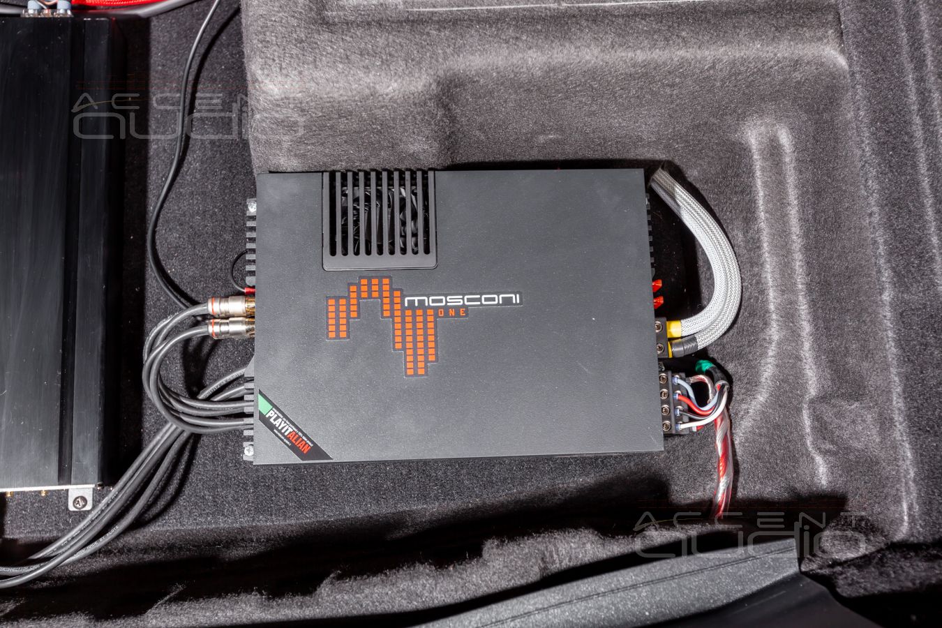 Установка усилителей E.O.S и Mosconi рядом с процессором Helix в Mercedes-Benz W205