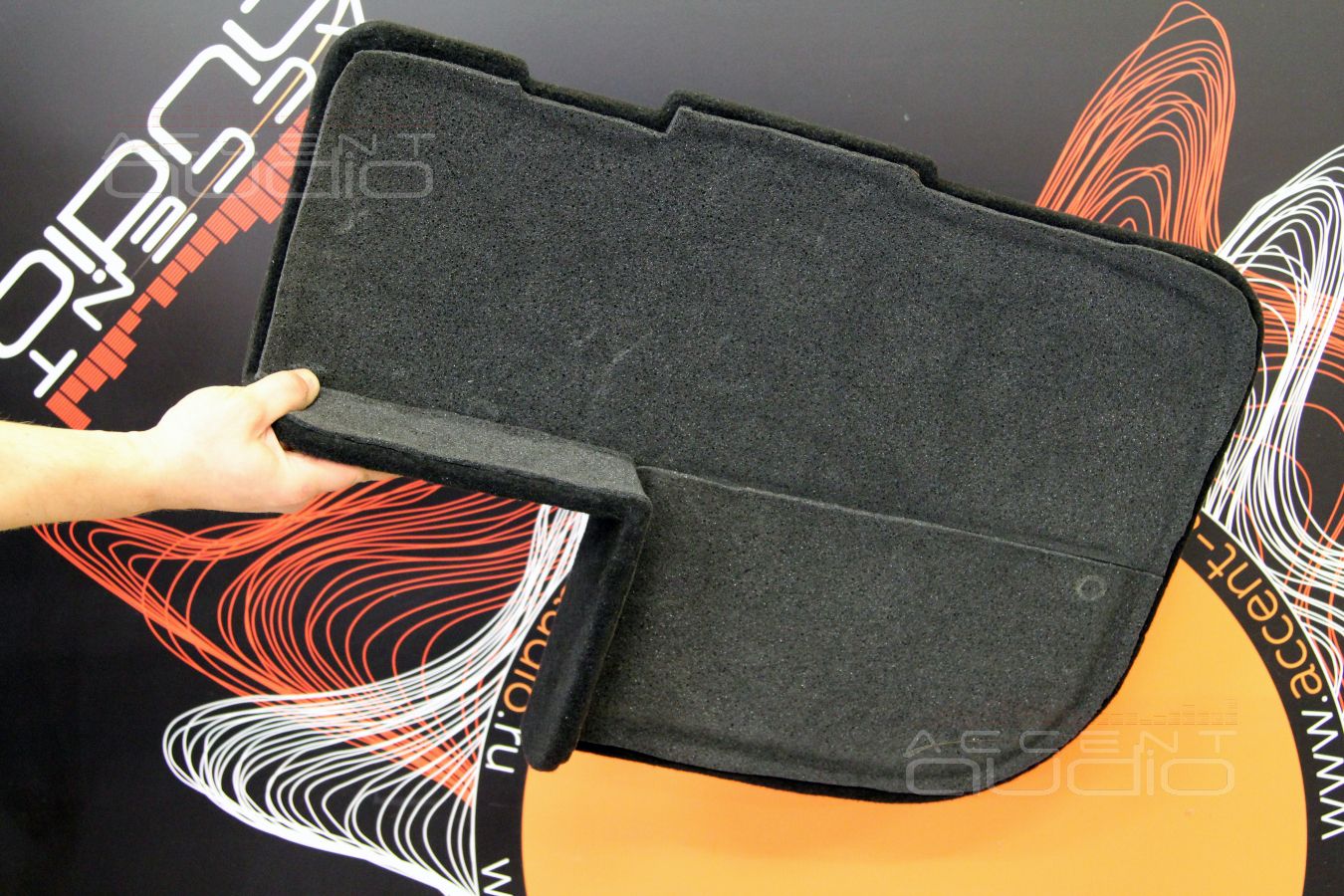 Скрытая интеграция усилителей Helix и Zapco в Mercedes-Benz E200