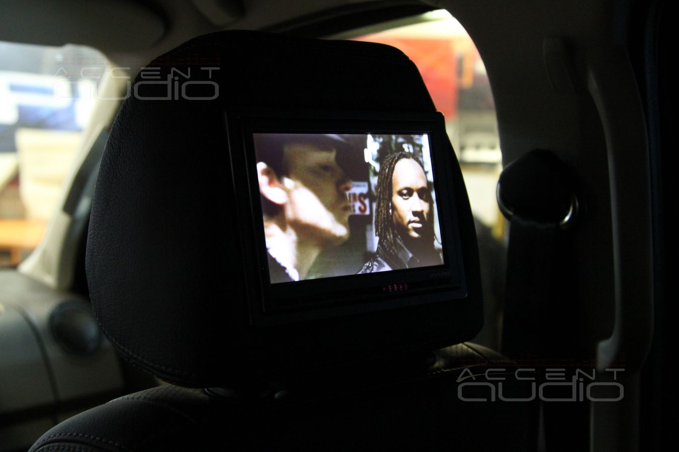 Установка мониторов в подголовники Volkswagen Amarok
