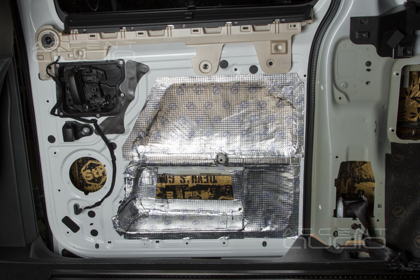 Аудиоподготовка, новые, быстрые и плотные мидбасы SOAudio в дверях Opel Zafira Life