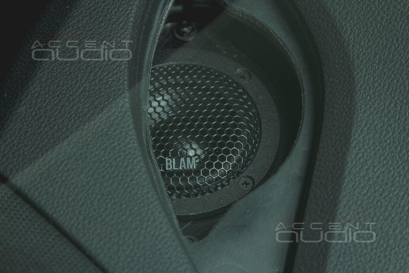 Установка новых широкополосных излучателей для лучшего звука в Audi A5 2021