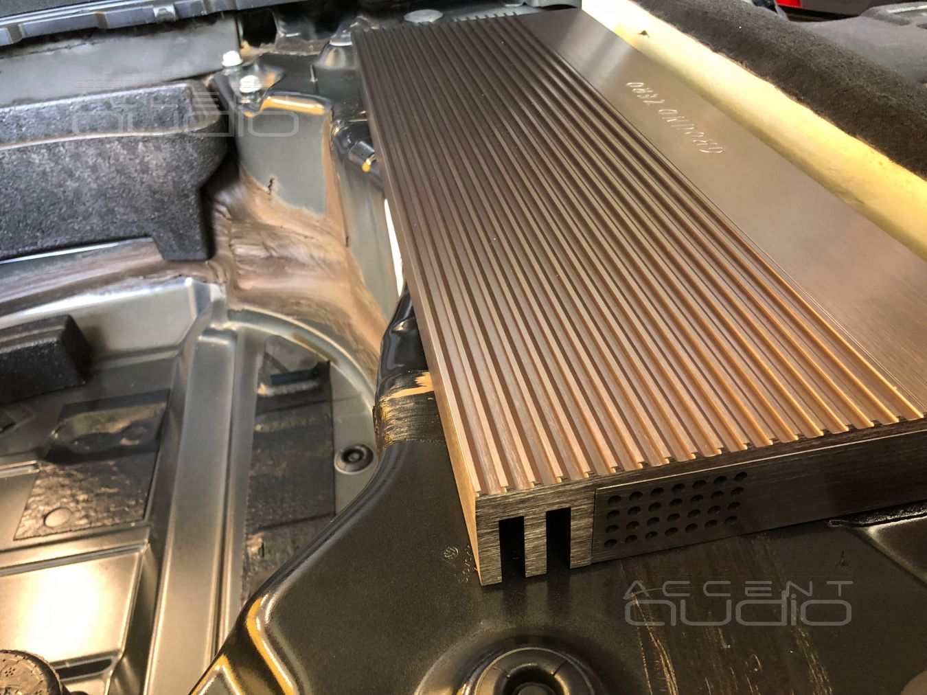 Усилитель Ground Zero в Volkswagen Touareg NF