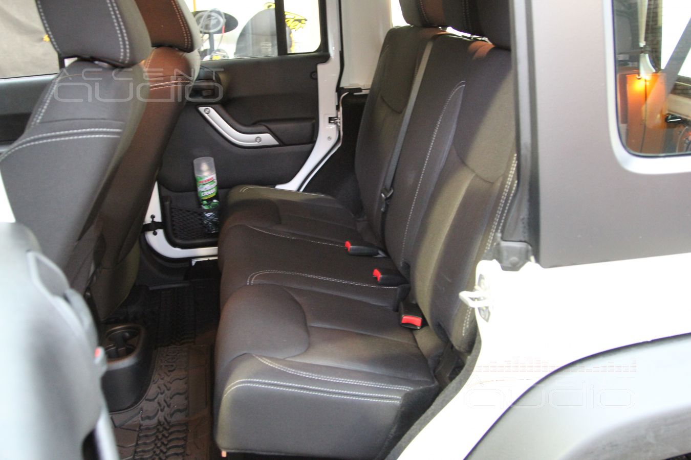 Пошив салона: качество кожи Nappa в сочетании с сидениями Jeep