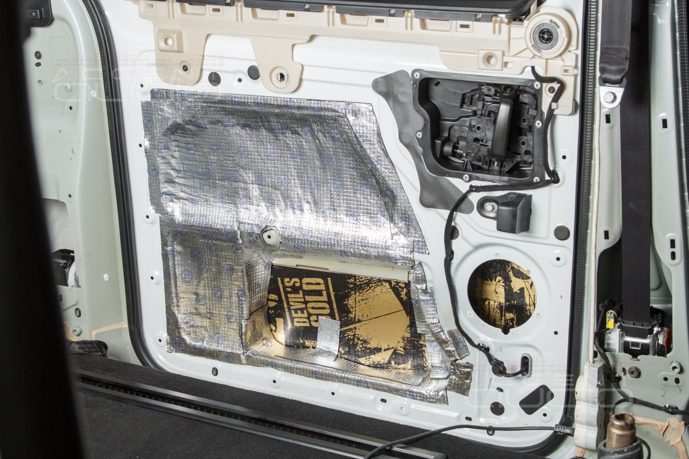 Аудиоподготовка, новые, быстрые и плотные мидбасы SOAudio в дверях Opel Zafira Life