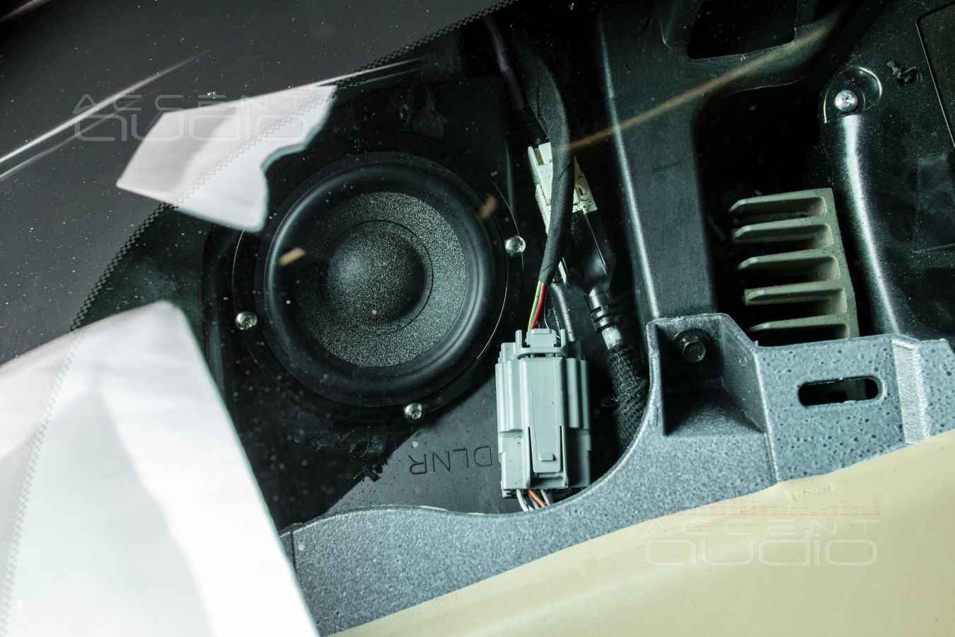 Правильная штатная установка среднечастотных динамиков Brax ML3 в Cadillac Escalade