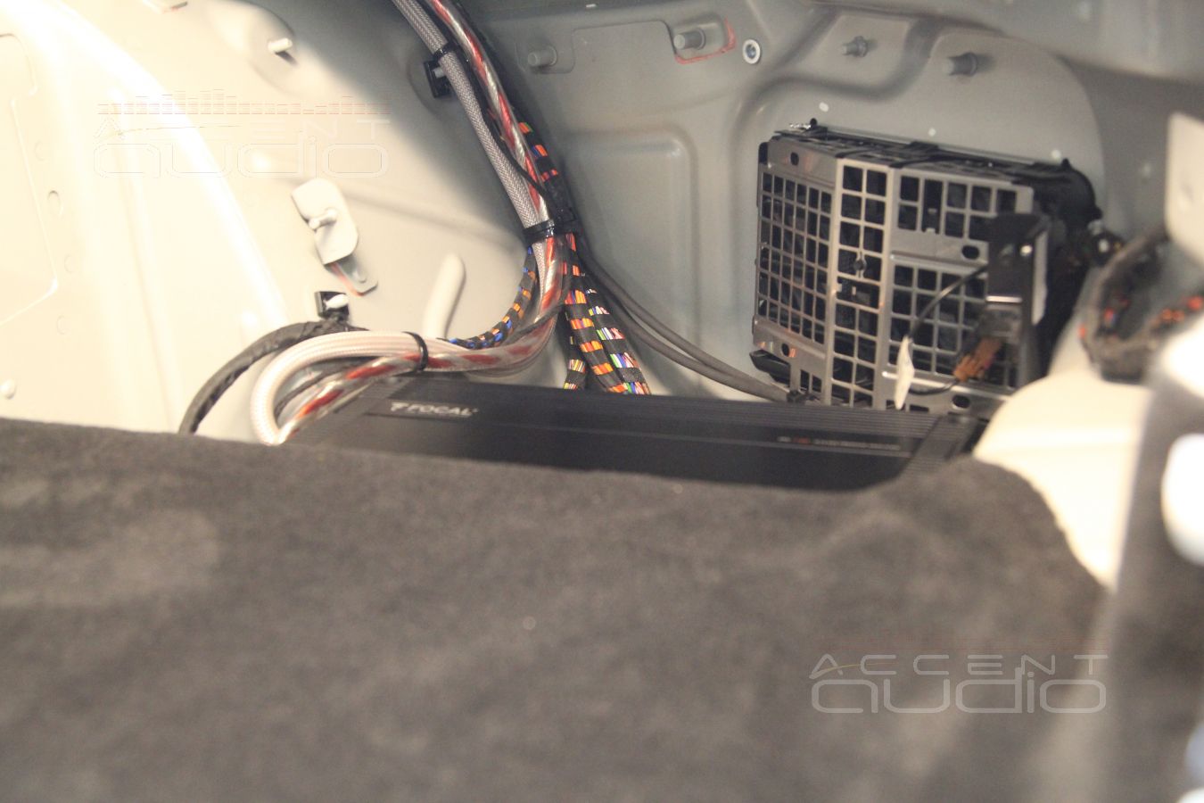 Скрытая установка сабвуферного усилителя Focal FPX в Mercedes-Benz GT