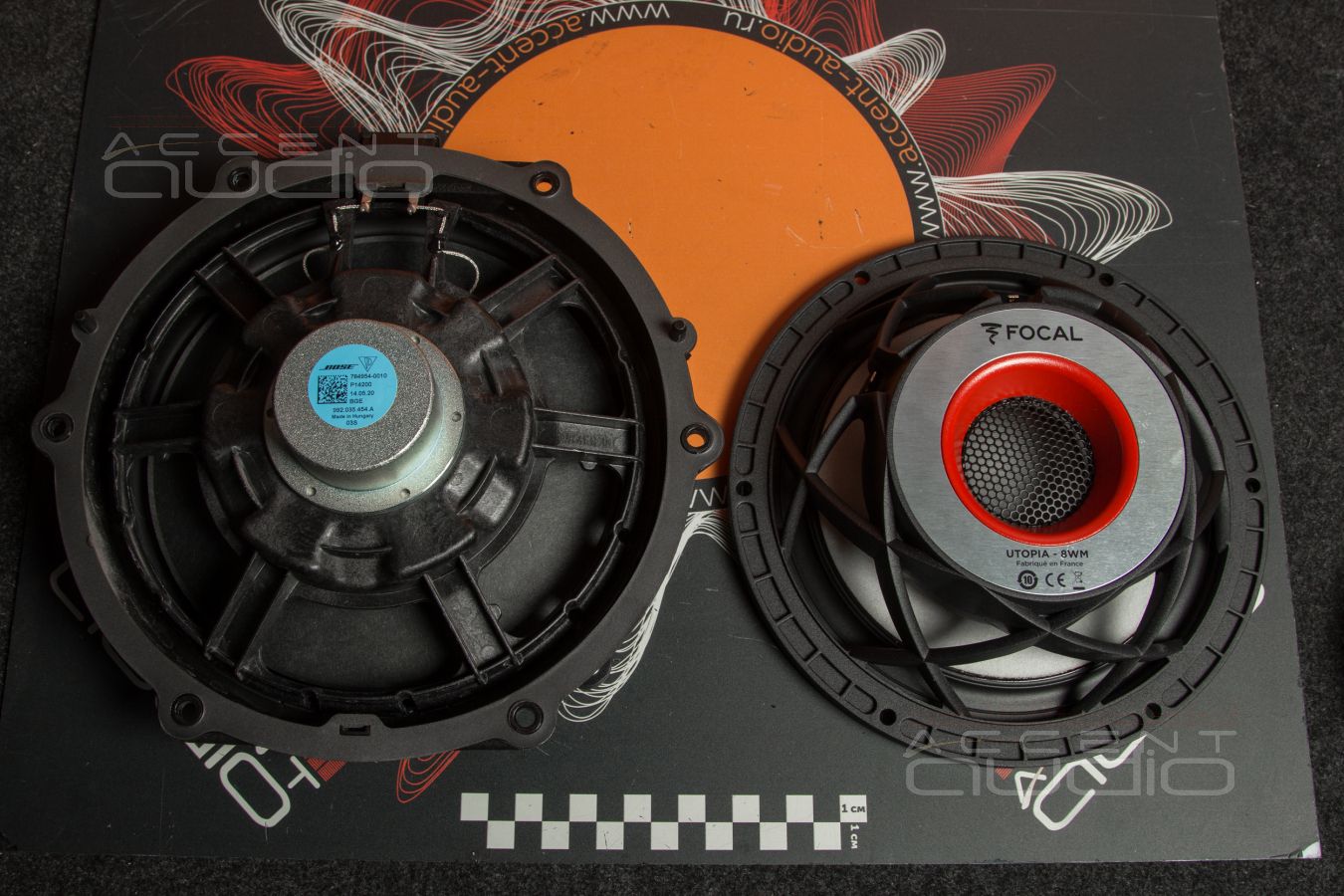 Аудиофильские миды Focal 8WM Woofer Utopia Be M в дверях Porsche Carrera 911 S