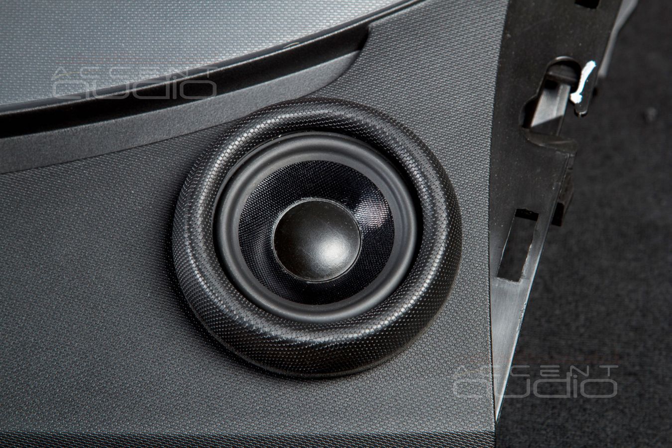 Среднечастотной полосе есть место: установка динамиков E.O.S MD-75 в Smart Fortwo