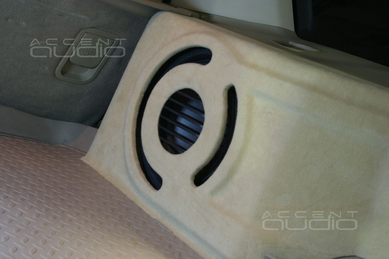 Установка усилителя и сабвуфера в старый Explorer