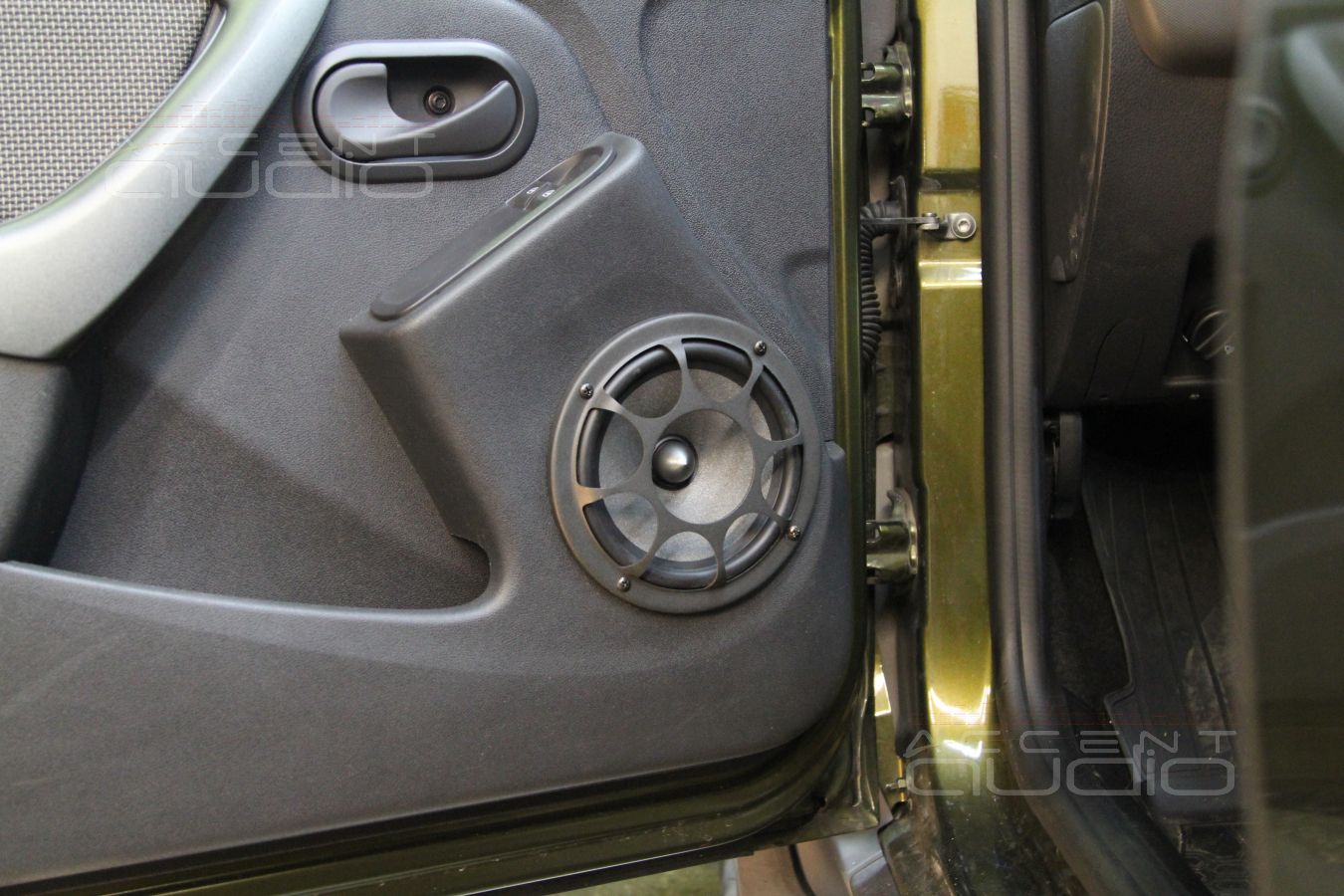 Установка компонентов акустики