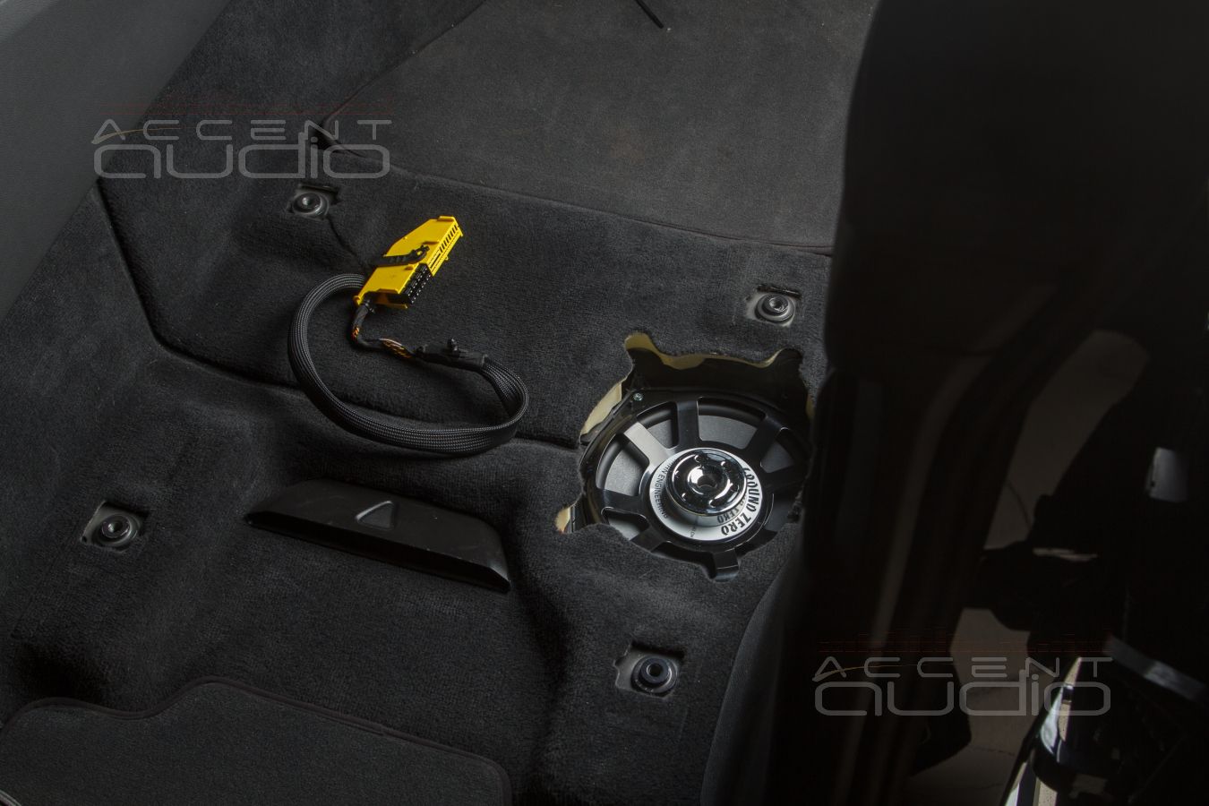 Штатный монтаж внутрипольных вуферов GroundZero