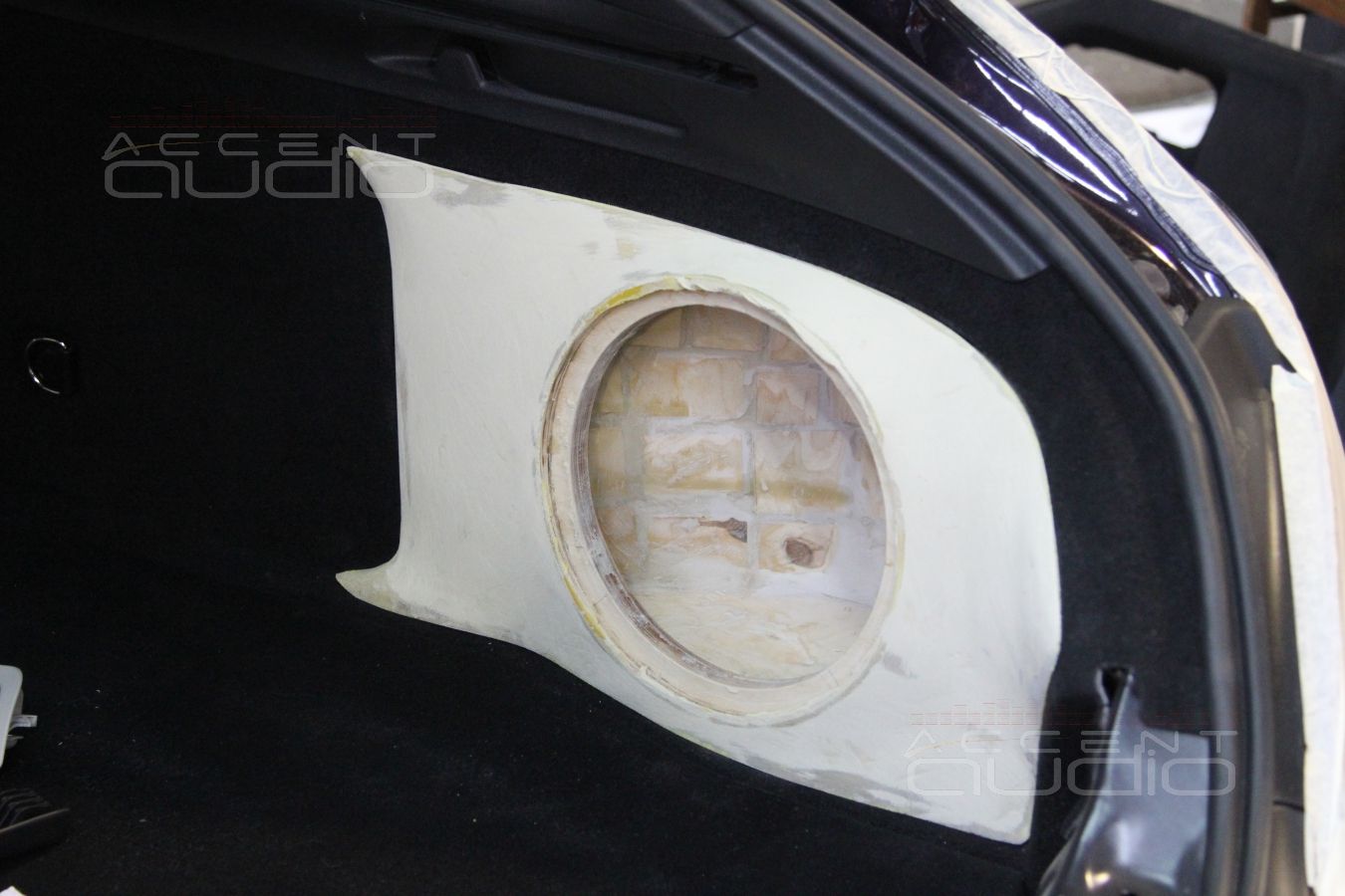 Сабвуфер, встроенный в крыло Mercedes CLA