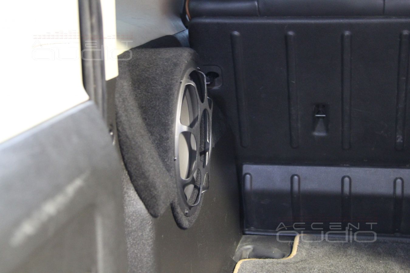 Сабвуфер стелс в левом крыле Hummer H3