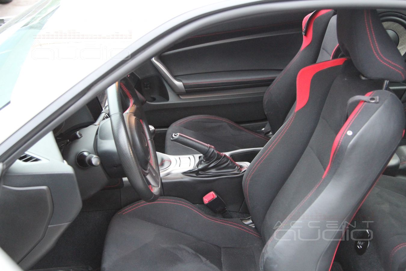 Встроенный сабвуфер в Toyota GT86