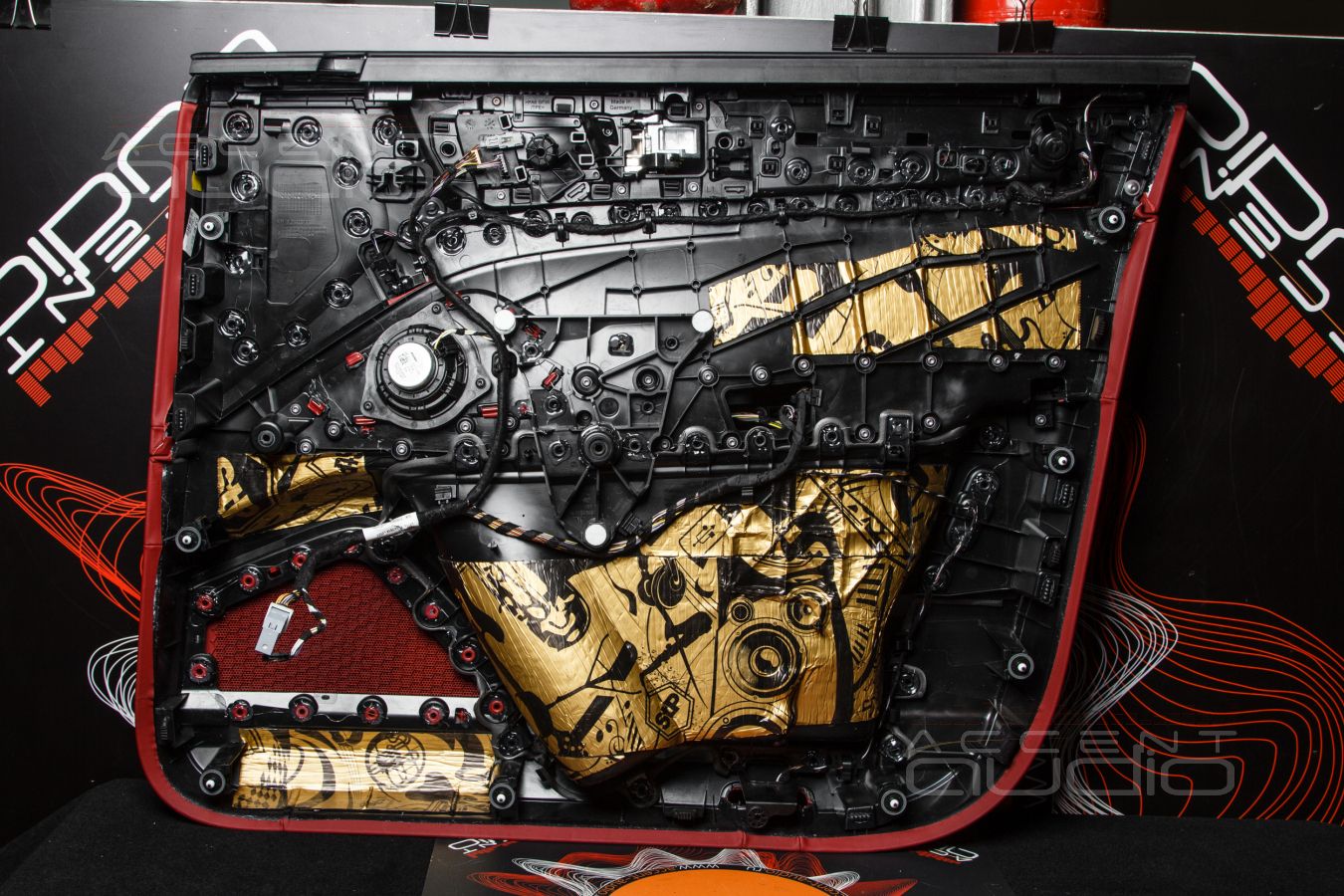 Лучшей машине – лучший мидбас: простая штатная установка Brax ML6P в Porsche Cayenne