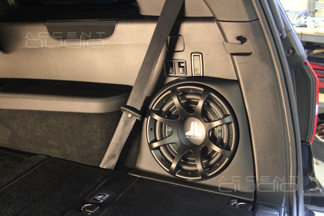 Встроенный Cабвуфер JLAudio 10TW3 в Mercedes-Benz GLS