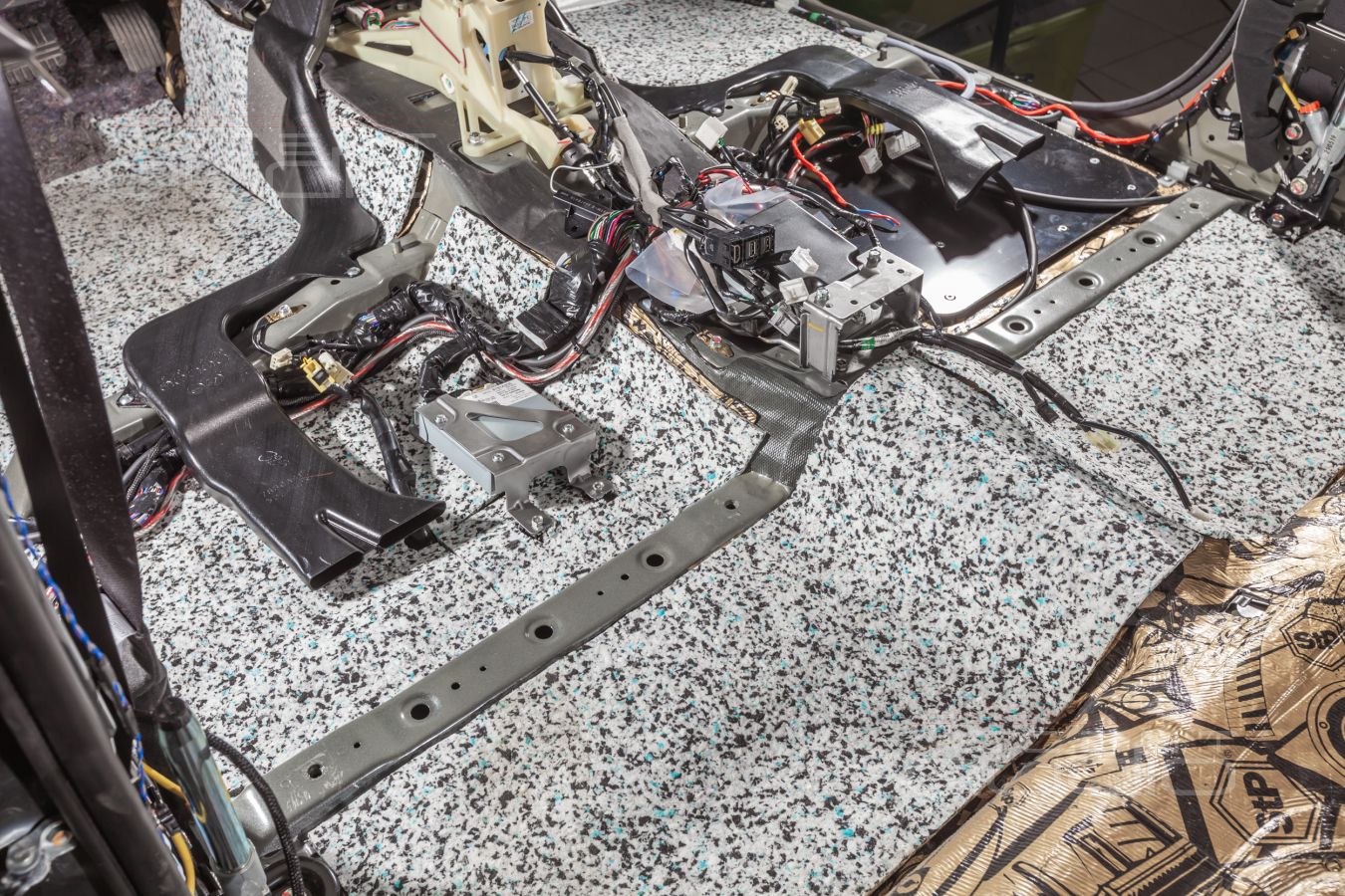 Шумоизоляция – обязательная процедура для Mitsubishi Pajero Sport