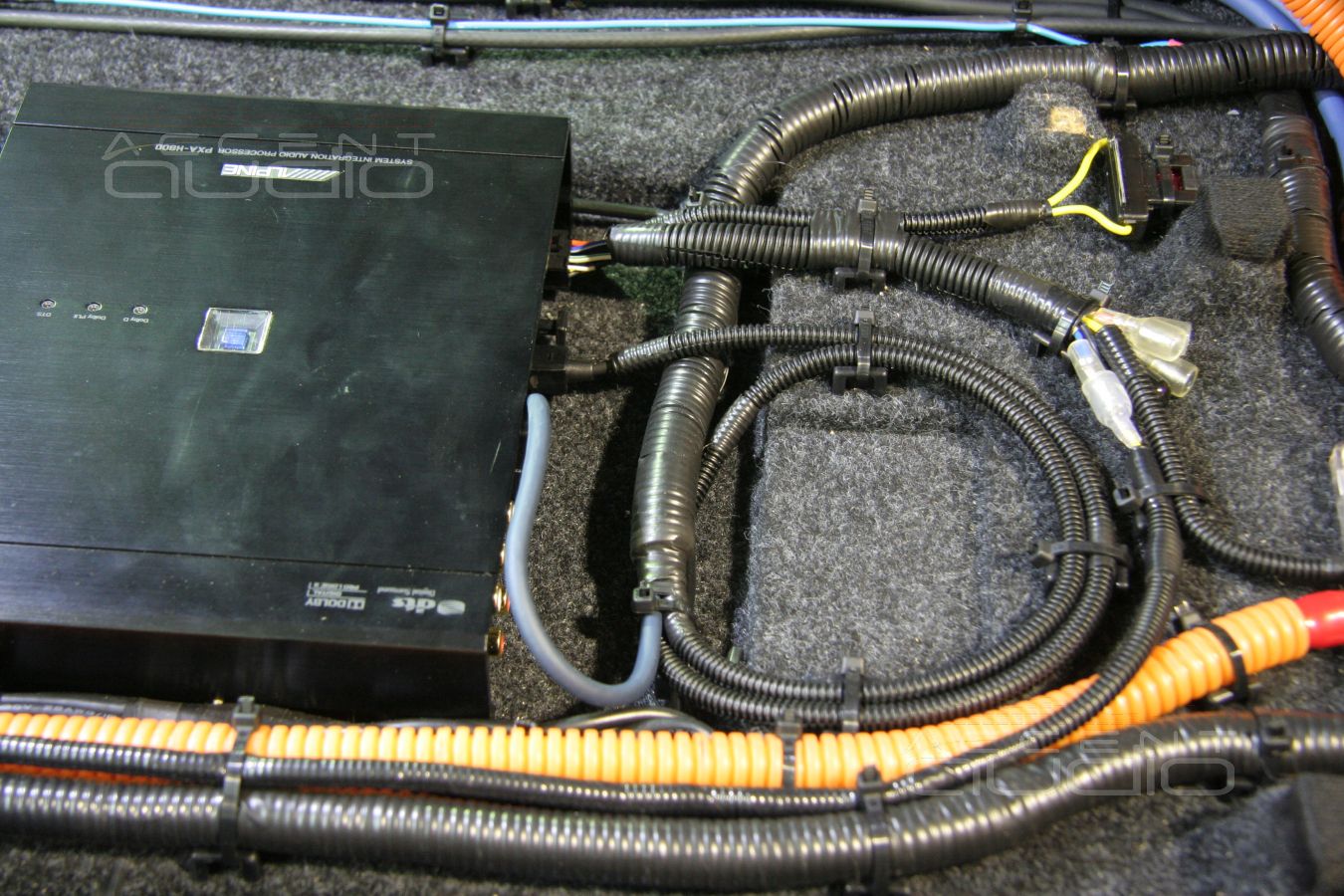 Прокладка силовой и акустической проводки, коммутация