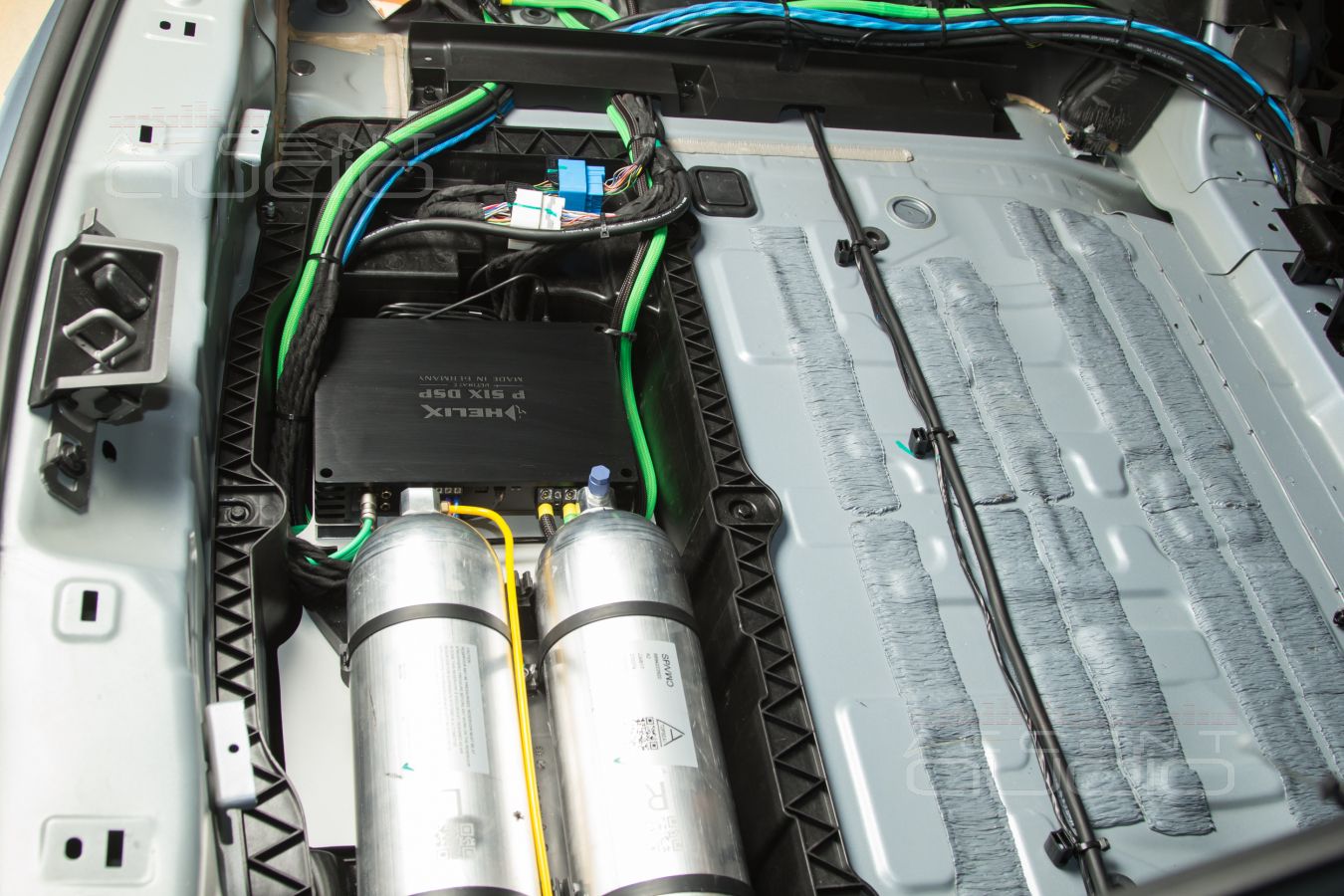 Сложная, полностью скрытая установка усилителей Helix в Zeekr 001