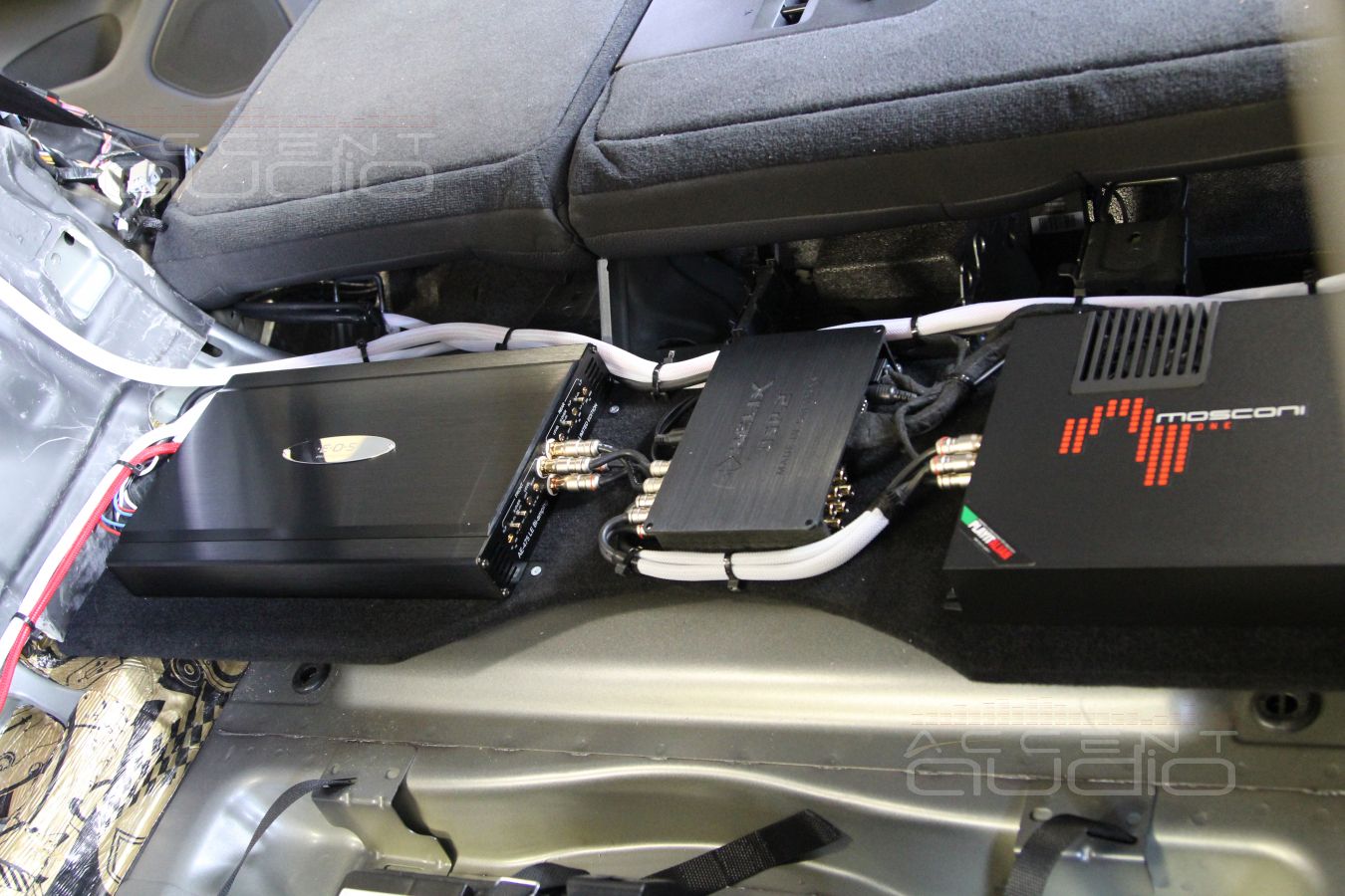 Установка аудиопроцессора Helix, усилителей E.O.S и Mosconi в Volvo XC 60