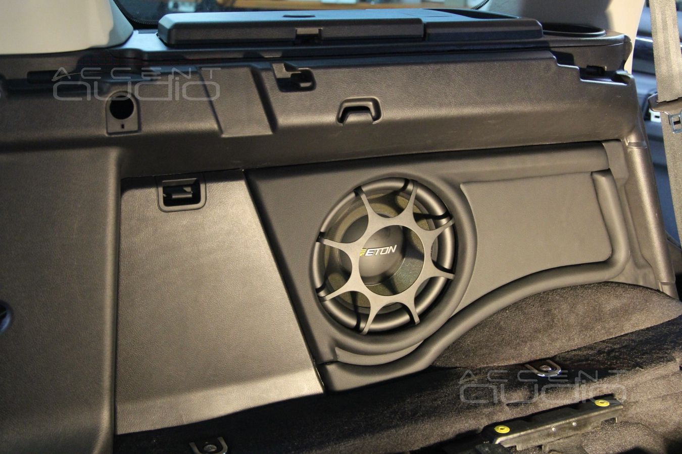 Встройка сабвуфера в крыло Range Rover Discovery