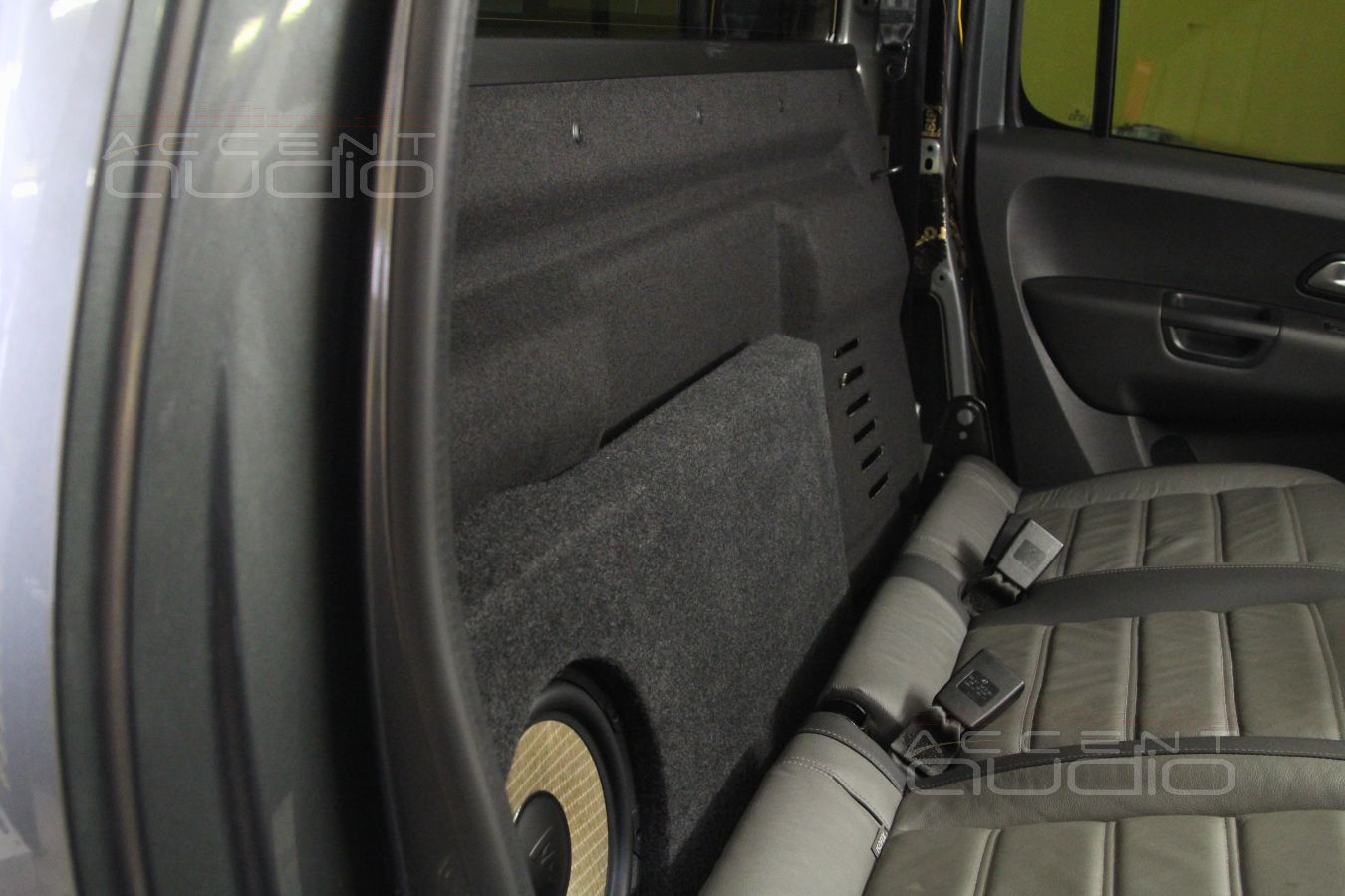 Сабвуфер-стелс для VW Amarok: Focal P25FS в корпусе SuperSlim