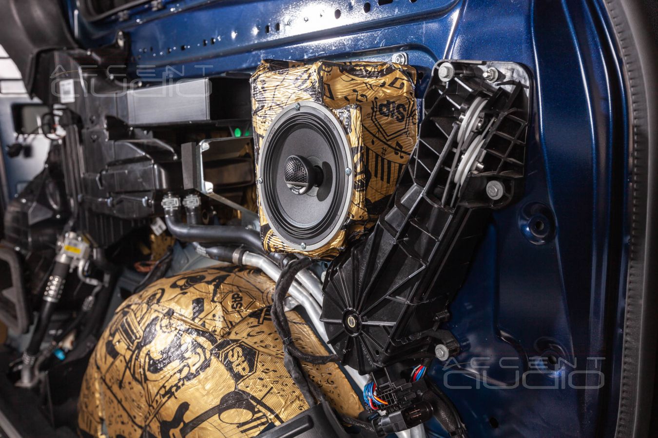 Тыловая акустика для задних пассажиров в Mercedes-Benz Vito