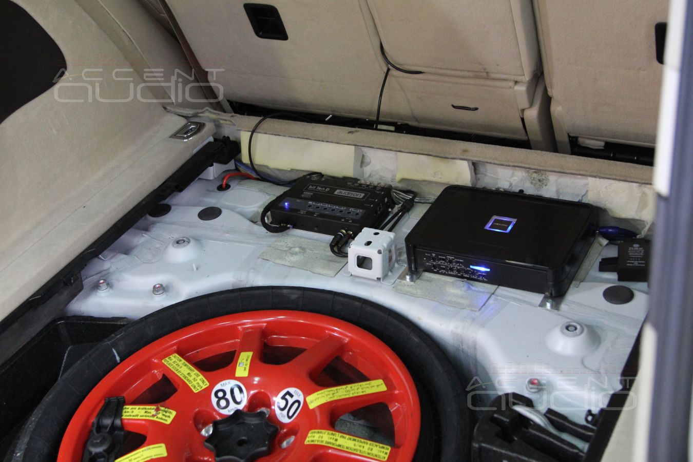 Скрытая установка аудиопроцессора и усилителя в Volkswagen Touareg 2014