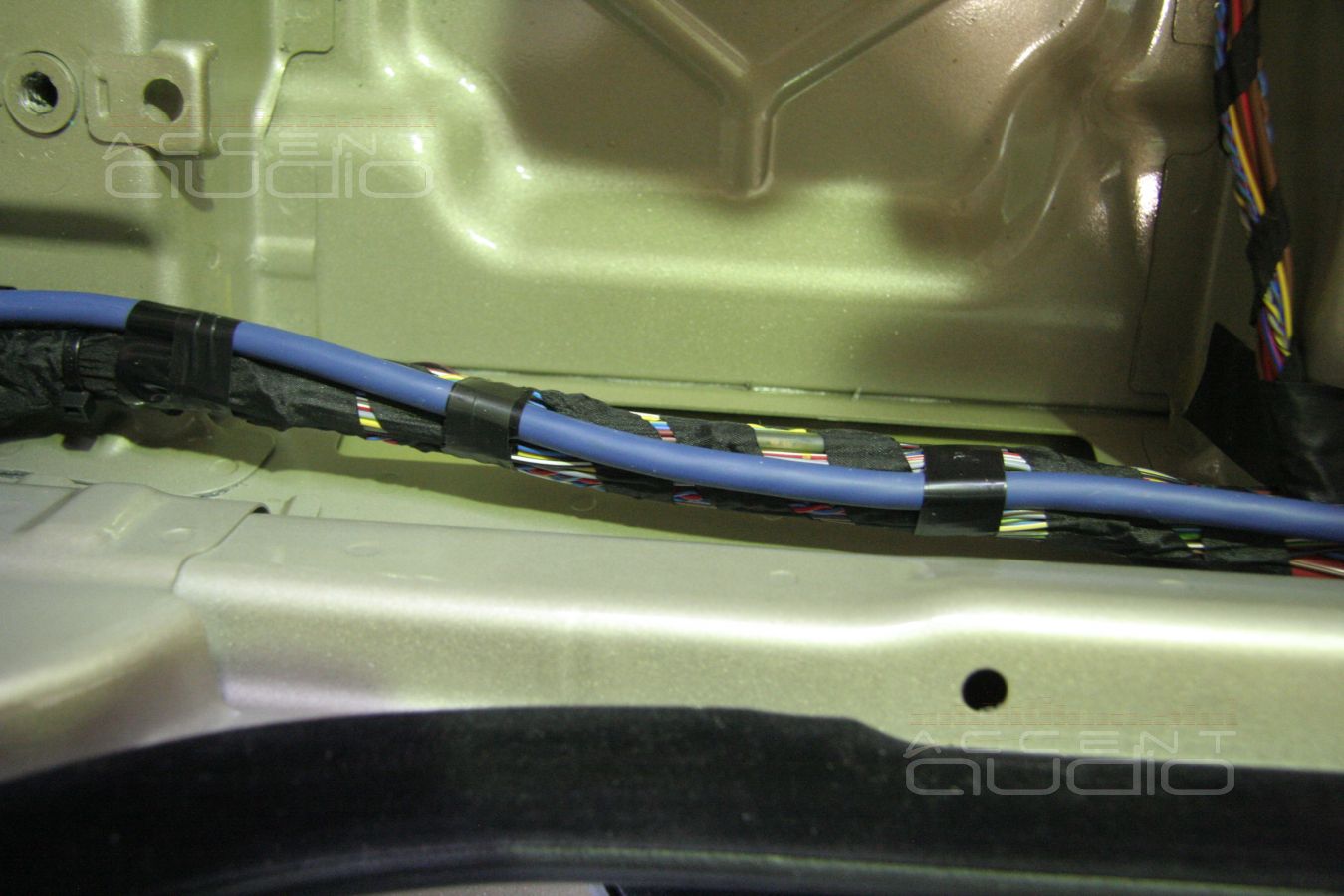 Прокладка силовой и акустической проводки