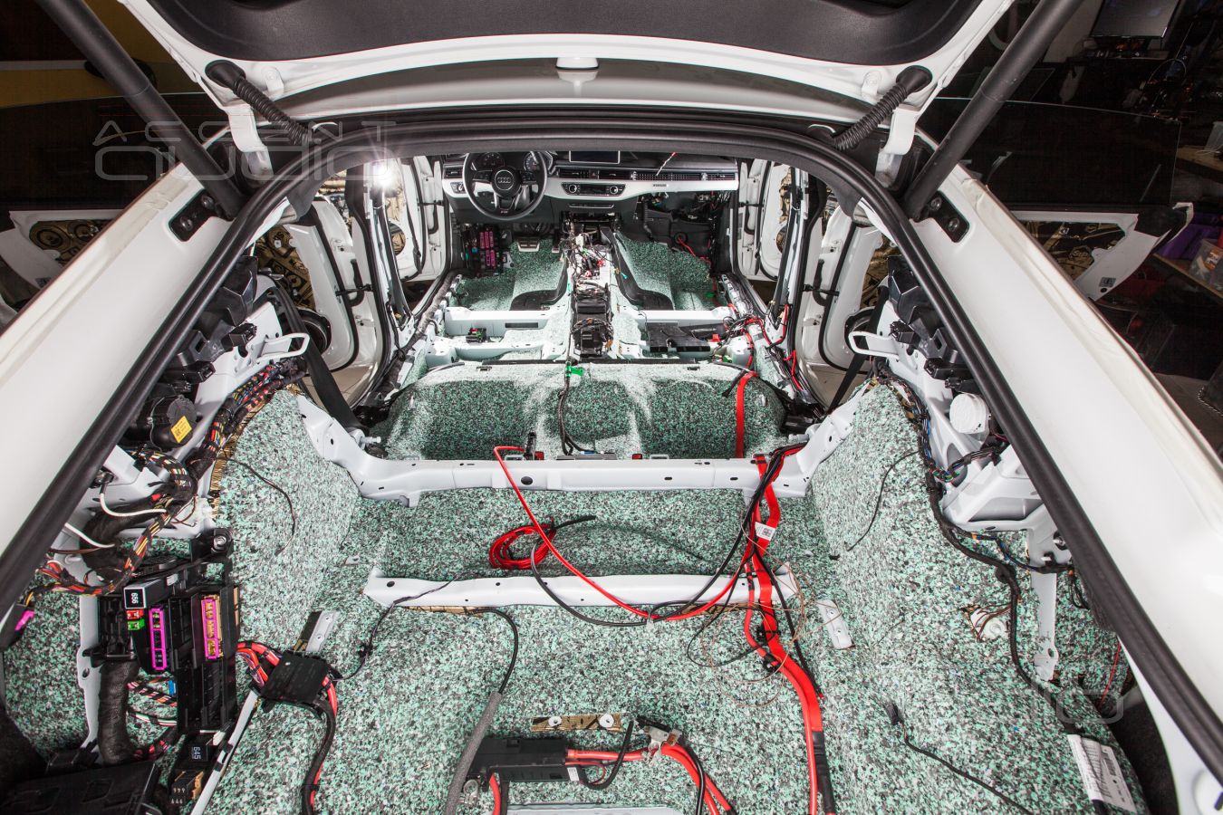 Шумоизоляция Audi A5 – просто фото процесса