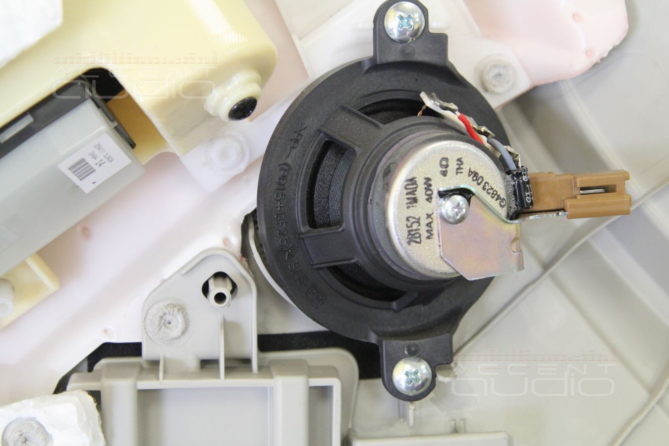 Установка среднечастотных динамиков Focal Utopia Be Midrange 3W2 в Infiniti Q50