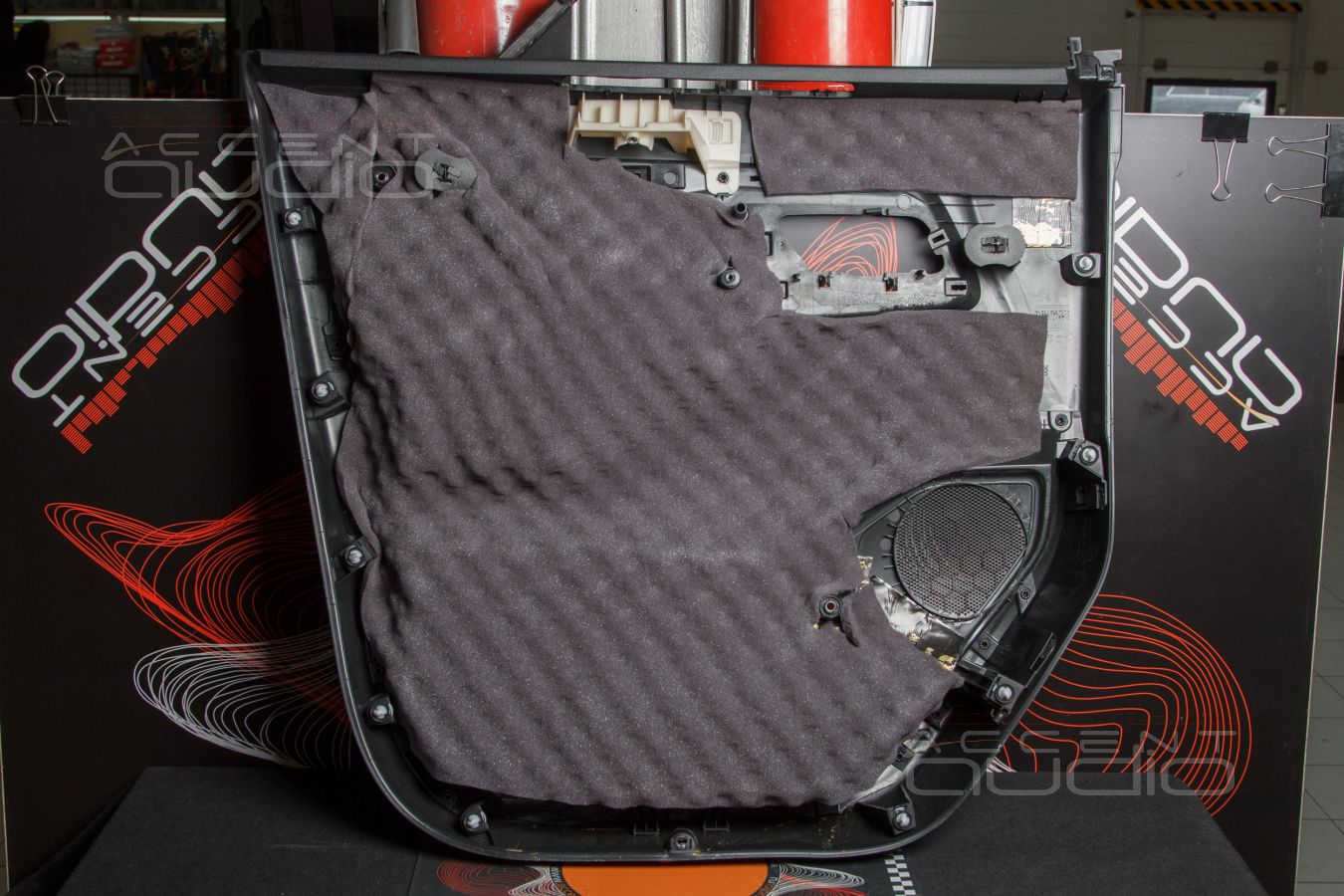 Аудиоподготовка, новые, быстрые и плотные мидбасы SOAudio в дверях Opel Zafira Life