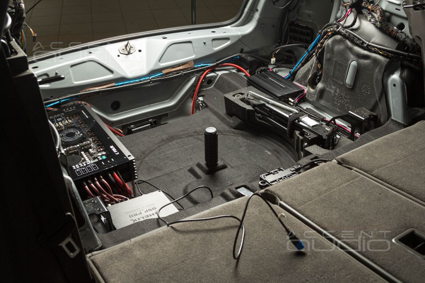 Выбор и монтаж усилителей AB класса в компактный Porsche Macan