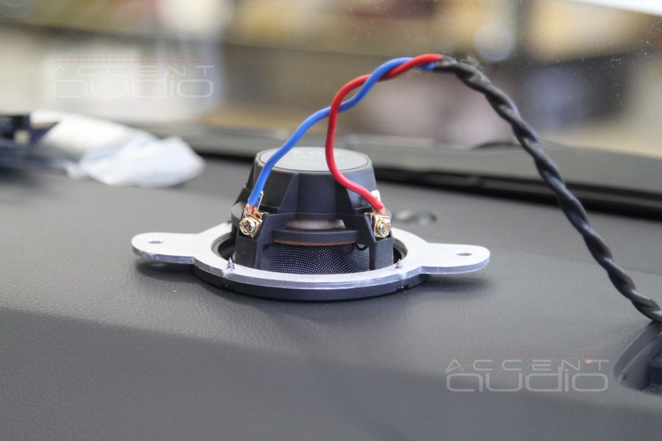 Установка трехполосной акустики в Toyota Prado 150: серединки E.O.S MD-75 в штатных местах