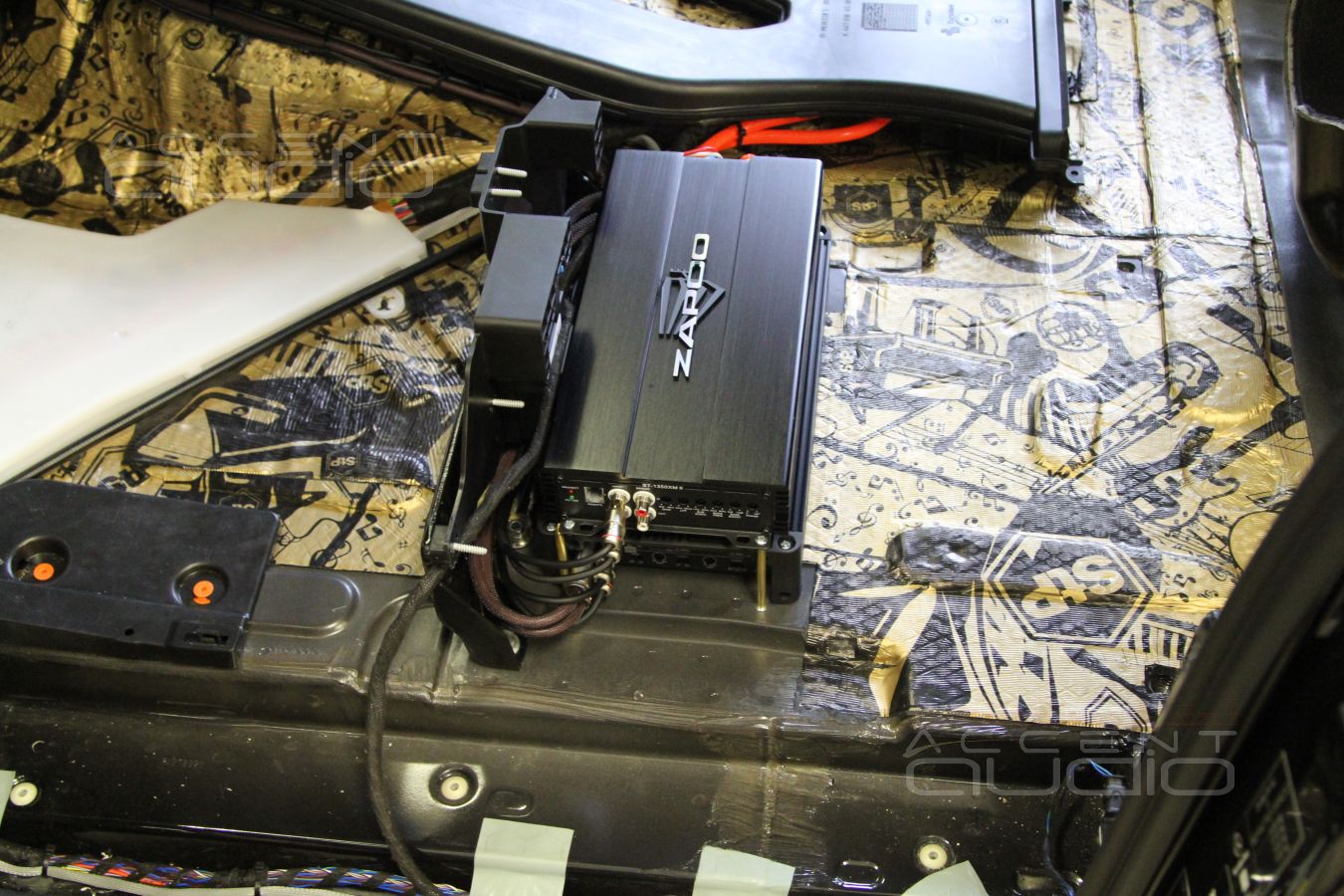 Кто всем управляет: установка усилителей в Mercedes-Benz Vito