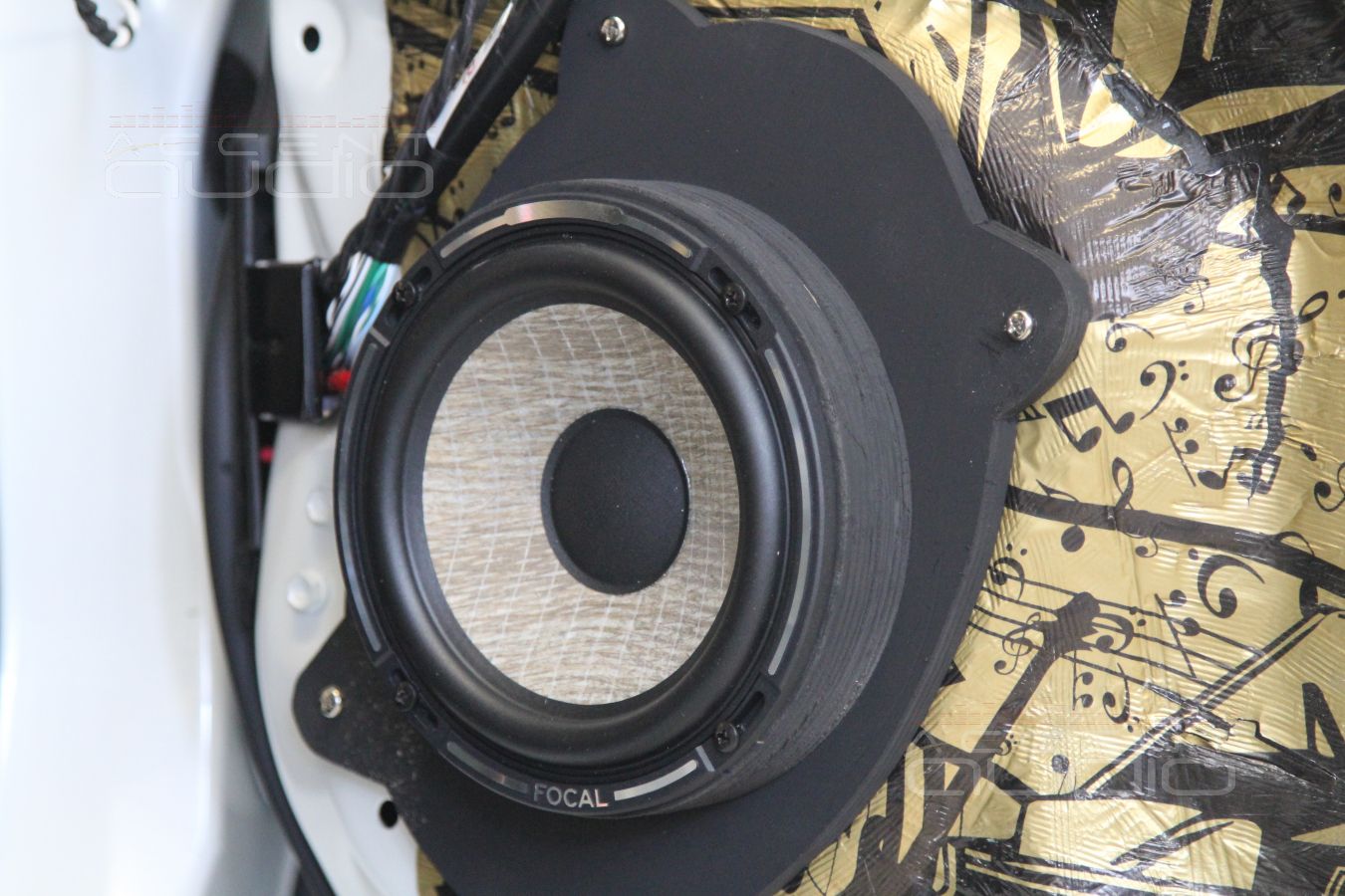 Установка автомобильной акустики: доброе прошлое подиумов, креплений и проставок