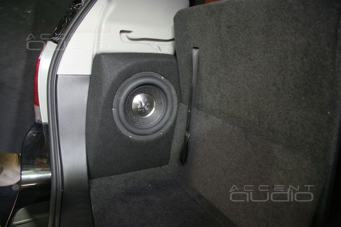 Встроенный сабвуфер в Toyota Highlander