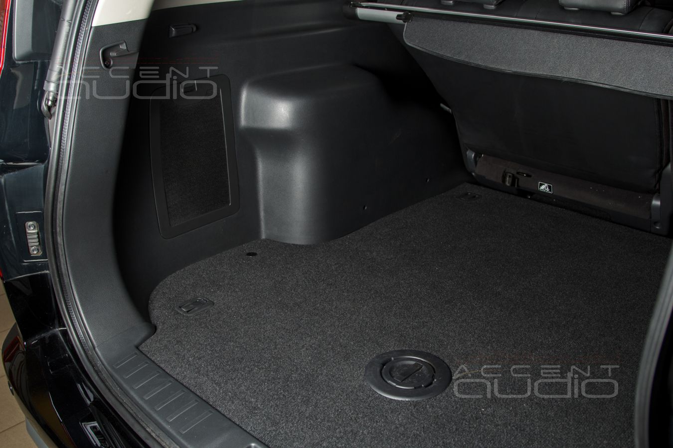 Полностью скрытый, встроенный сабвуфер-стелс для Mitsubishi Pajero Sport