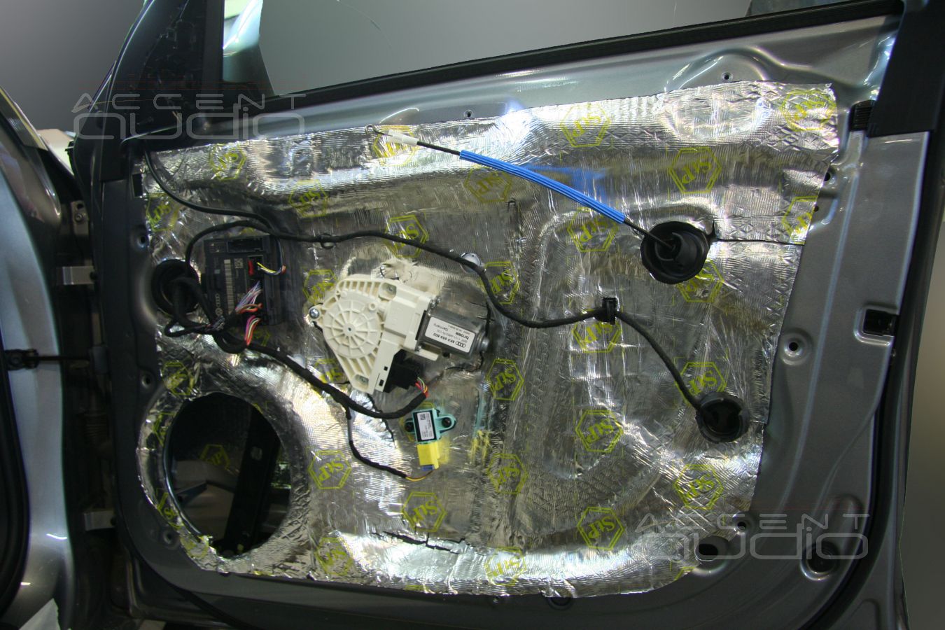 Установка акустики и шумоизоляция в Audi A4