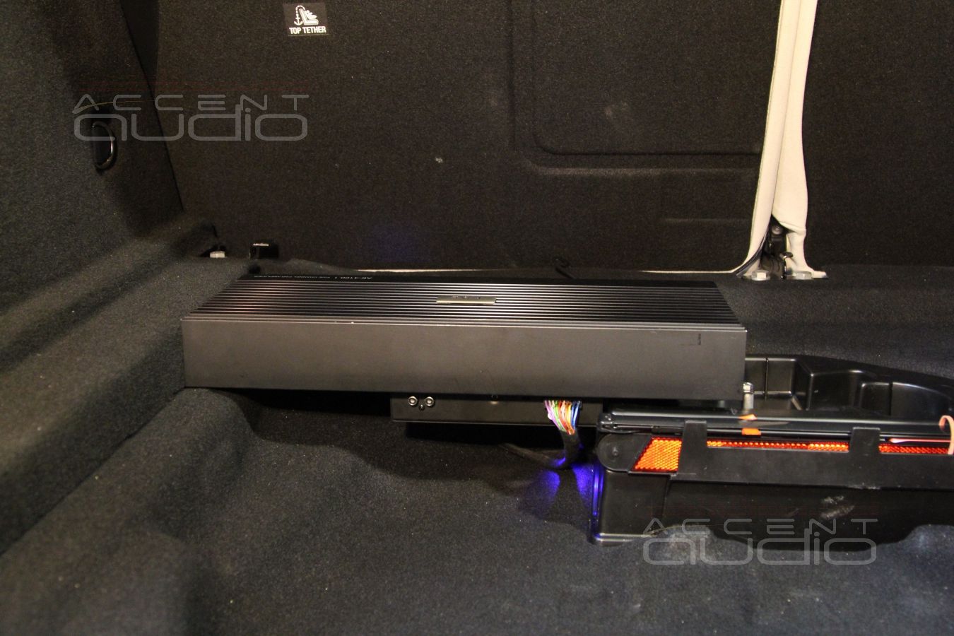 Установка усилителя и аудиопроцессора в Mercedes CLA