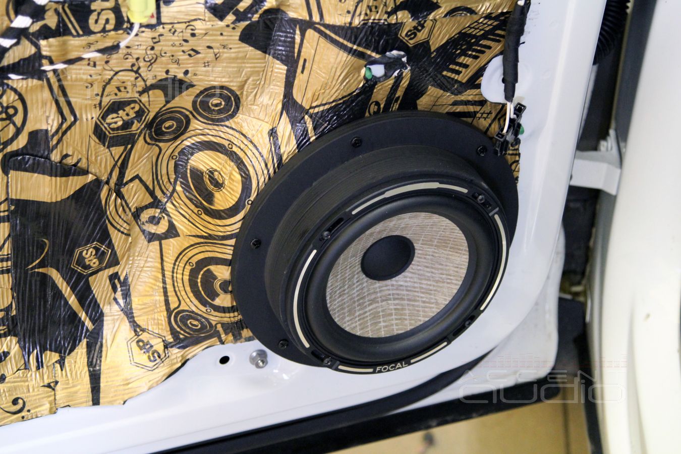 Установка мидбасовых излучателей – обычное дело