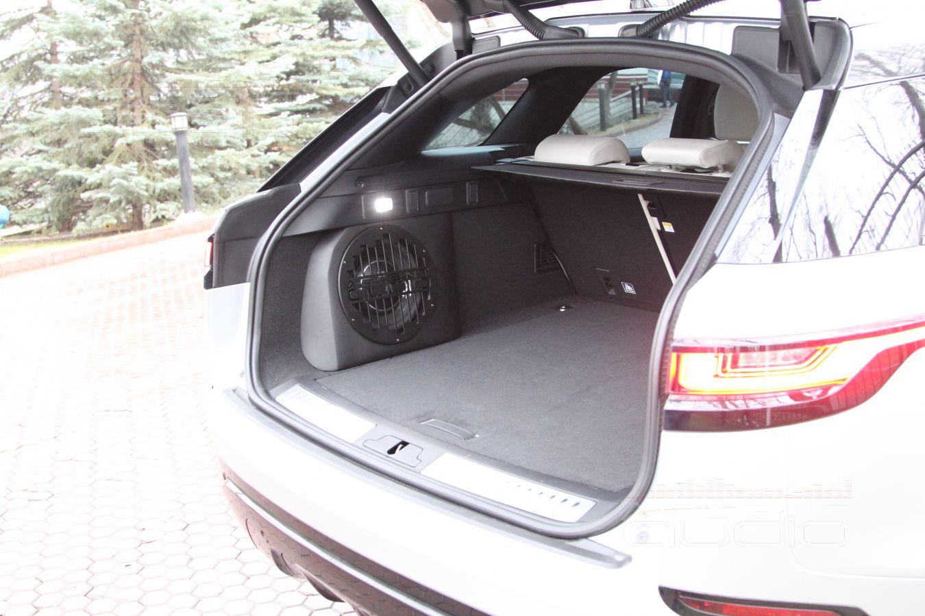 Встроенный сабвуфер-стелс специально для Range Rover Velar и головка JLAudio 10TW3-D4