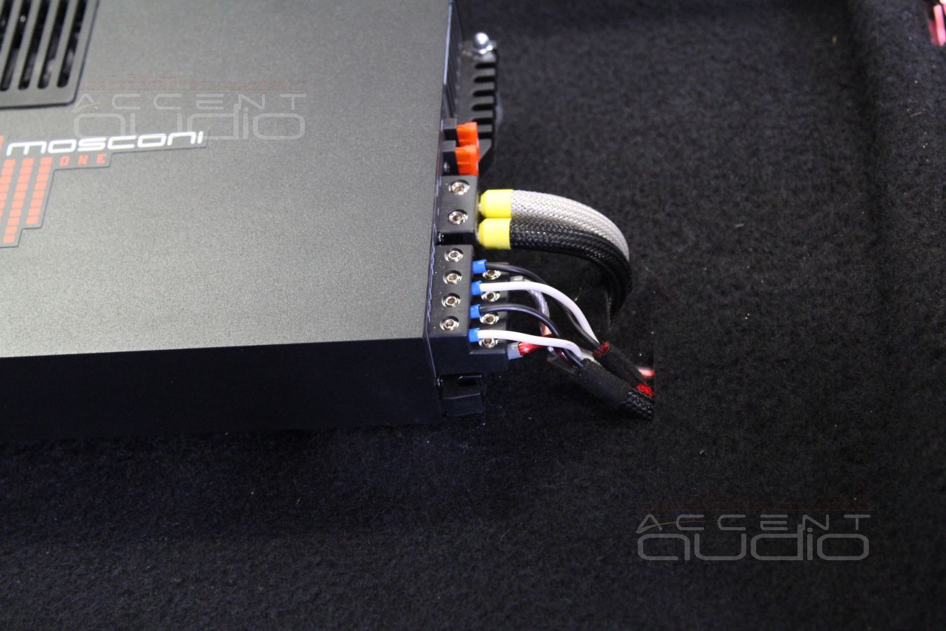 Установка усилителя Mosconi ONE 130.4 для Toyota Highlander