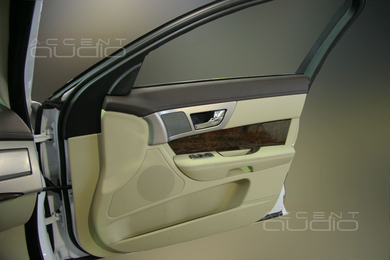 Шумоизоляция и замена аудиосистемы в новом Jaguar XF