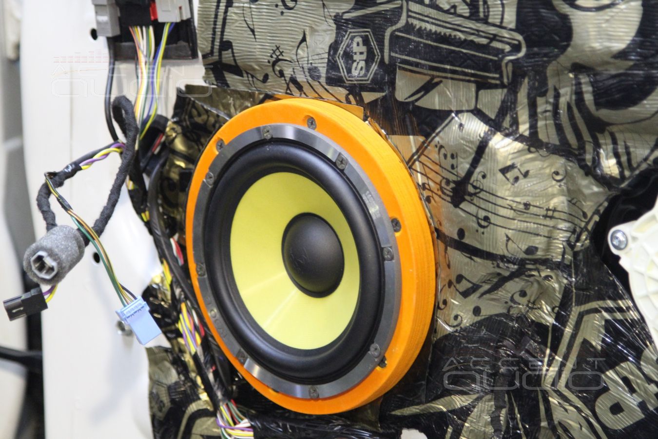 Установка акустики в Range Rover Discovery: мидбас Focal KRX