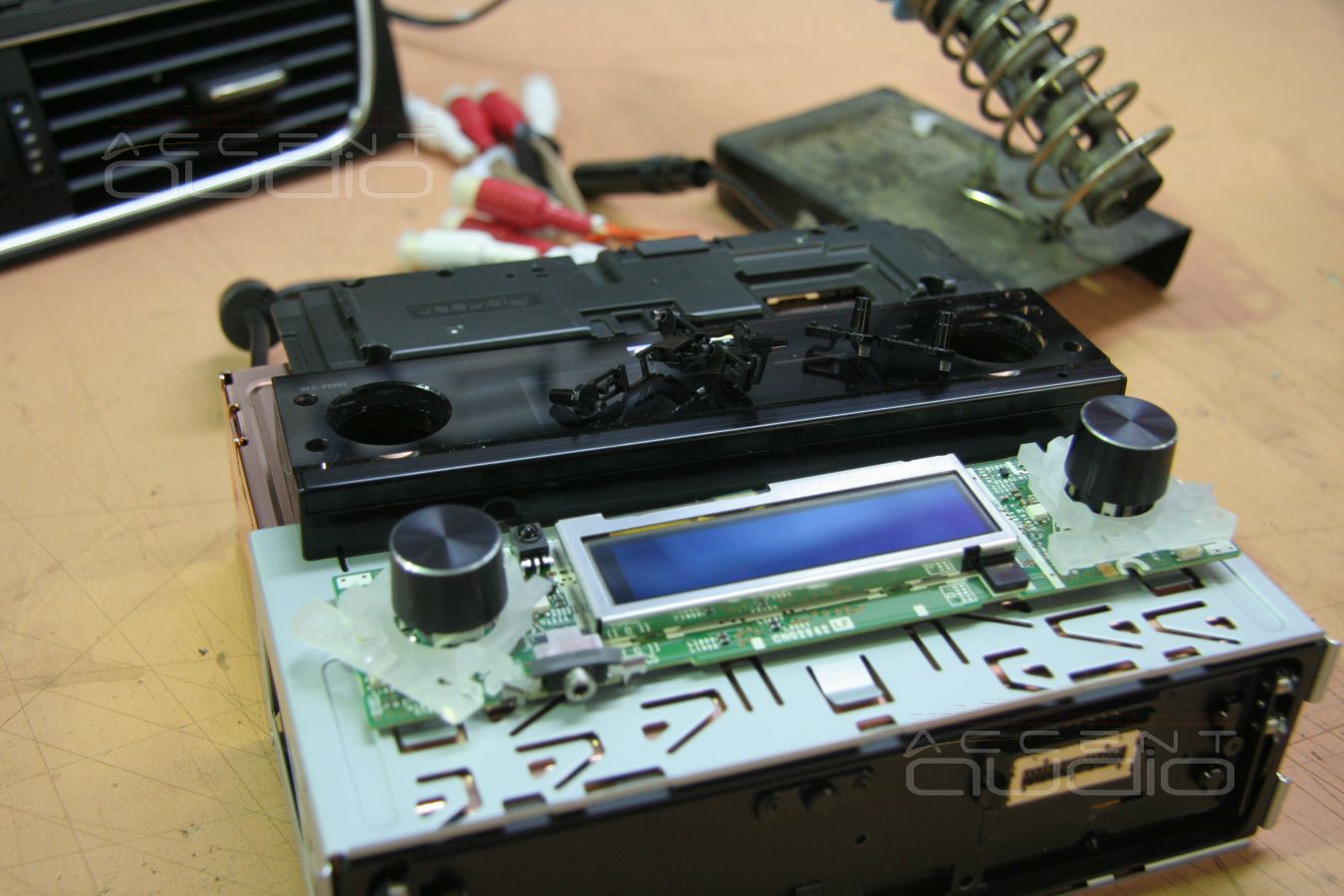 Оригинальная установка Pioneer DEX-P99RS в Audi