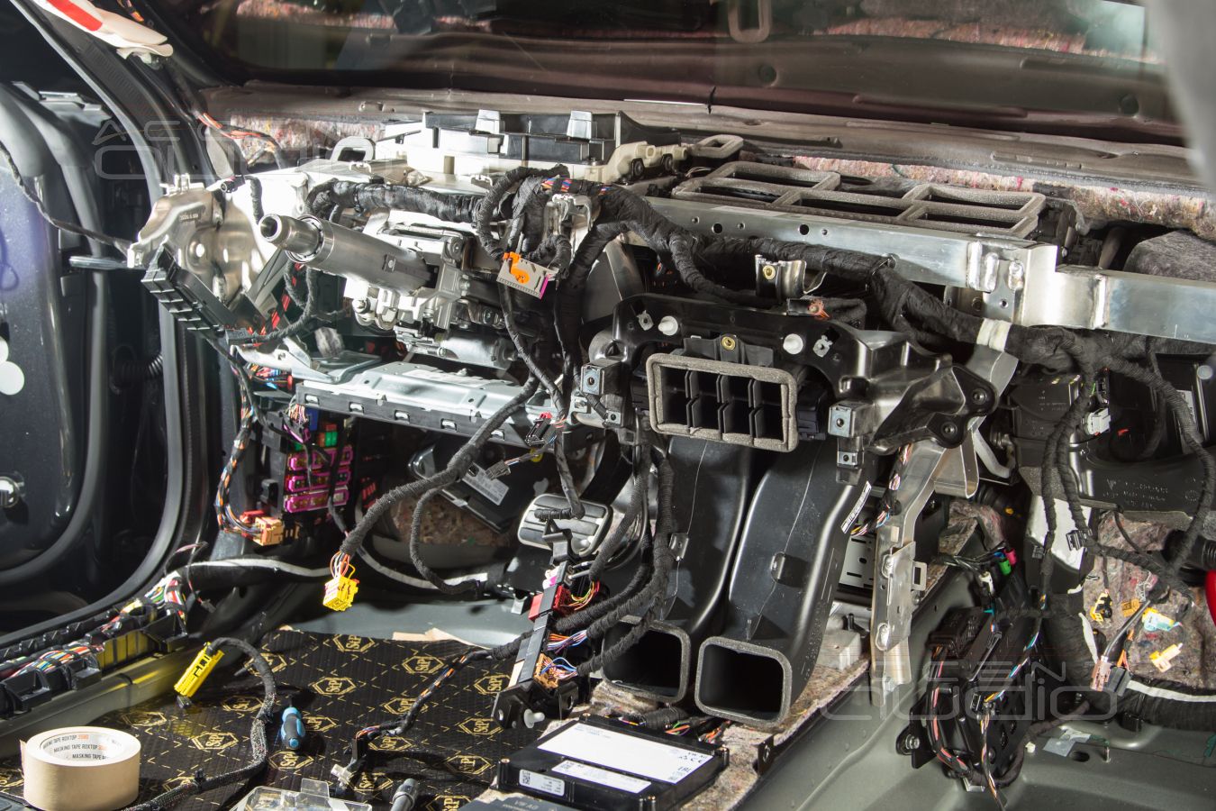 Полная средняя полоса для слушателя: установка среднечастотных Brax ML3 в Porsche Taycan